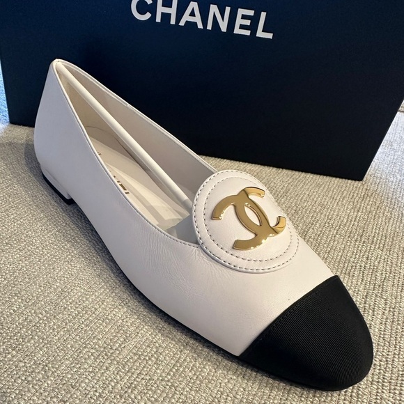 CHANEL Shoes - CHANEL S/S 2026 GOLD CC WHITE CALFSKIN LEATHER BLACK GROSGRAIN MOCCASINS FLAT 38